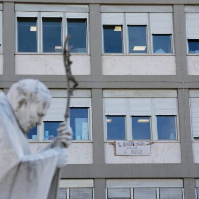 Nach der Operation an der Lunge des Papstes stehen wichtige Befunde noch aus.