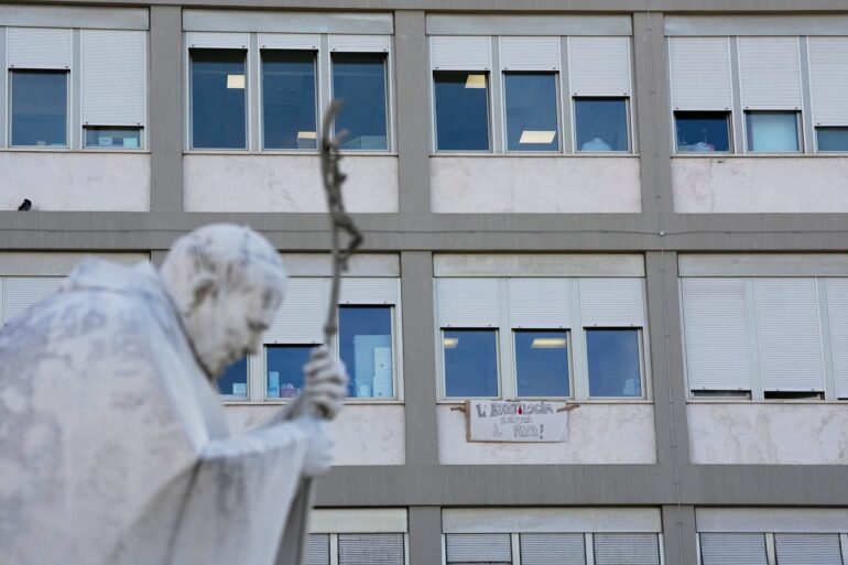 Nach der Operation an der Lunge des Papstes stehen wichtige Befunde noch aus.