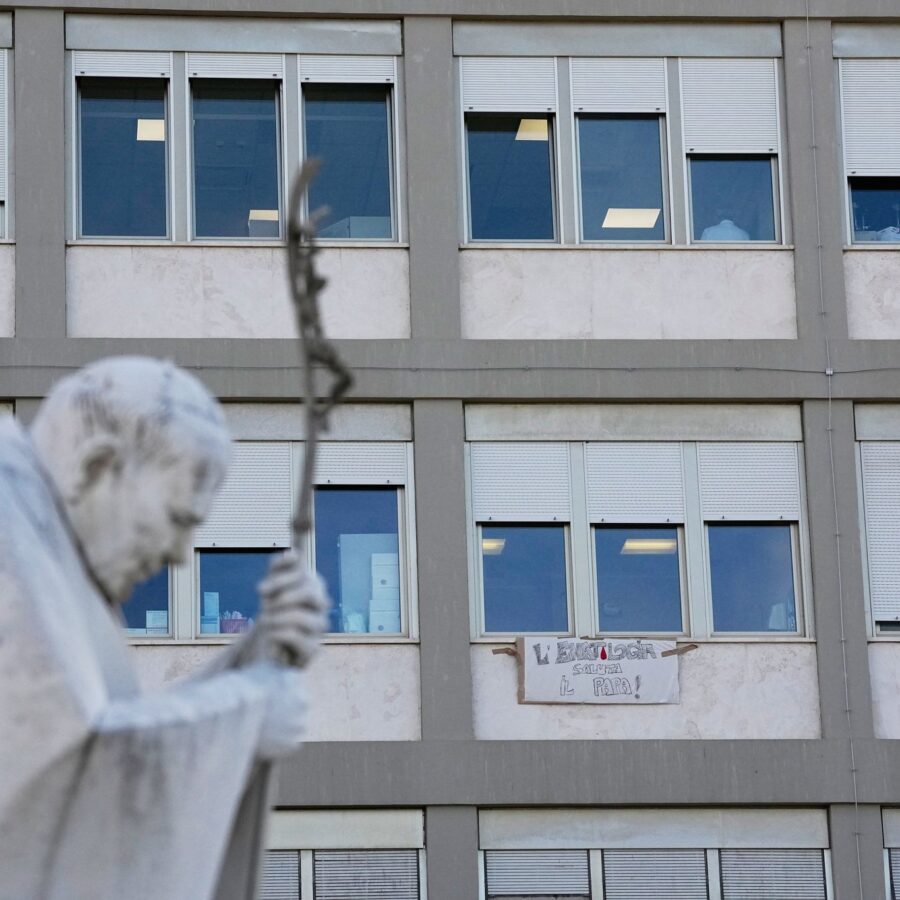 Nach der Operation an der Lunge des Papstes stehen wichtige Befunde noch aus.