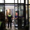 Der Täter ließ sich widerstandslos festnehmen, hieß es.