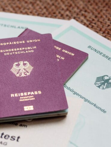 Staatsanwaltschaft und Polizei Aschaffenburg ermitteln im Zusammenhang mit mutmaßlich gefälschten Sprachzertifikaten. (Symbolbild)