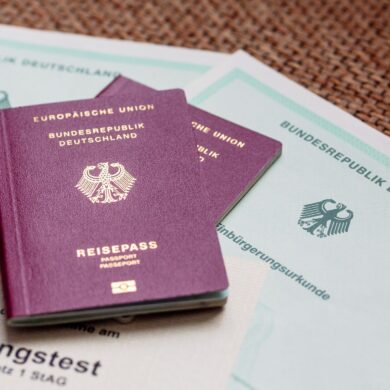 Staatsanwaltschaft und Polizei Aschaffenburg ermitteln im Zusammenhang mit mutmaßlich gefälschten Sprachzertifikaten. (Symbolbild)