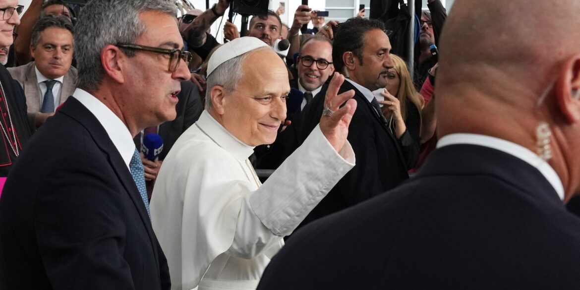 Der Papst hat nach seiner Krebsoperation das Krankenhaus in Rom wieder verlassen können.