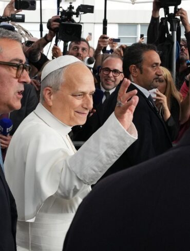 Der Papst hat nach seiner Krebsoperation das Krankenhaus in Rom wieder verlassen können.