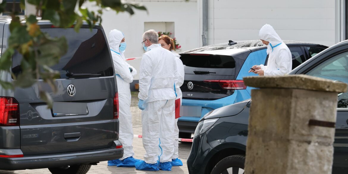 Am Tag danach ist die Spurensicherung weiter vor Ort.