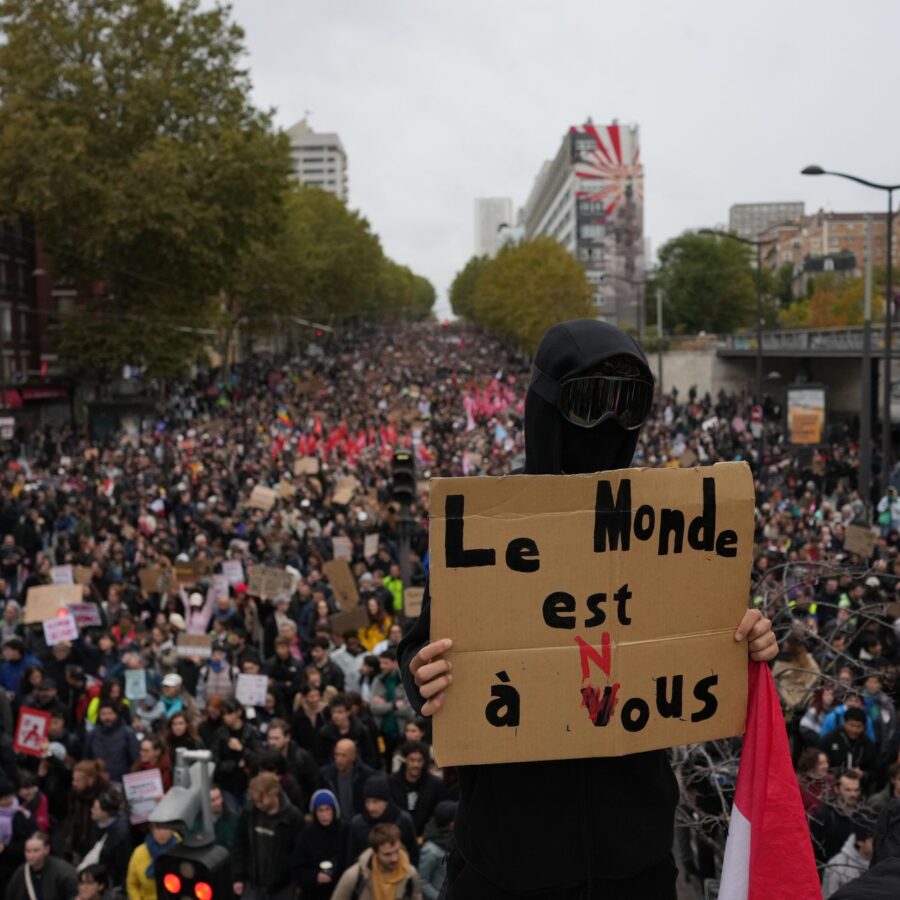 Die Proteste blieben größtenteils erst einmal friedlich.