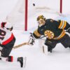 Tim Stützle von den Ottawa Senators erzielt ein Tor.