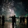 Feuerwerkskörper explodieren in der Nähe der Bereitschaftspolizei während einer regierungskritischen Demonstration auf dem Skanderbeg-Platz, dem Hauptplatz in Tirana,