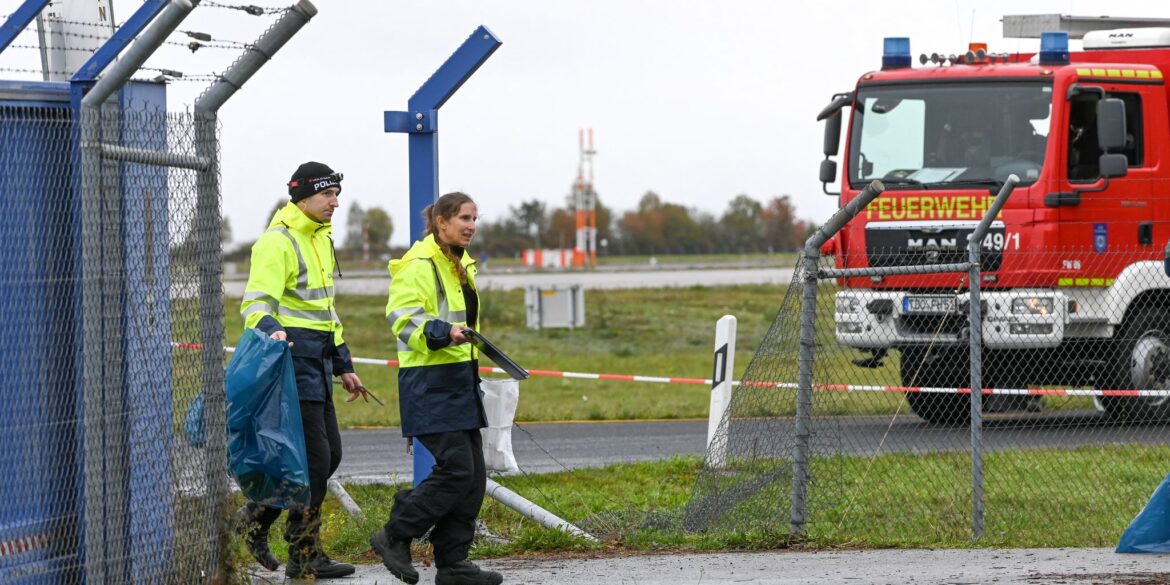 Zwei Männer sollen bei einer Fahrübung die Kontrolle über ihr Auto verloren haben.